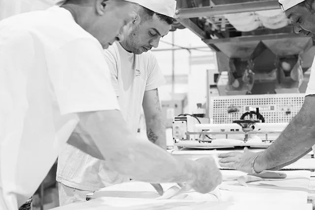 Panaderos amasando el pan